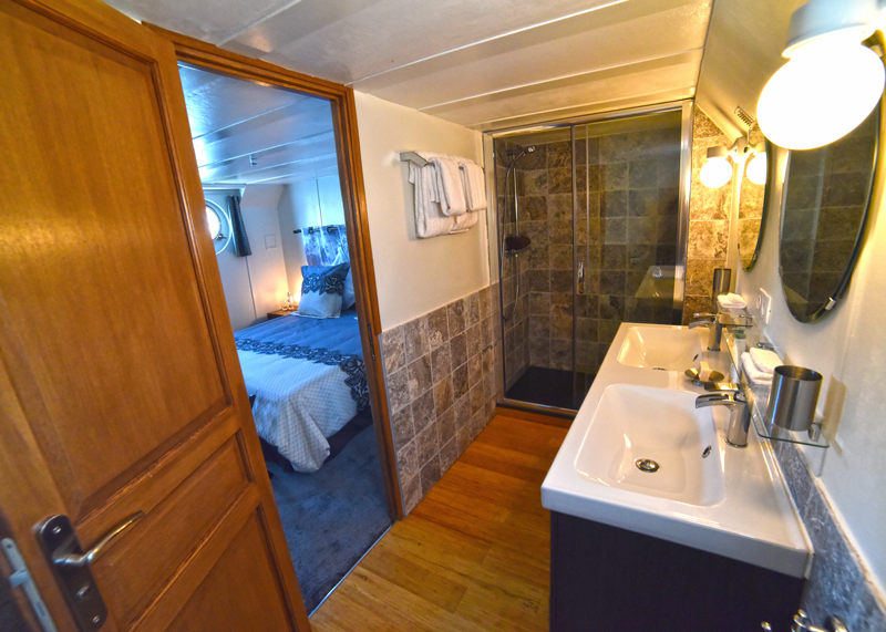 Uno de los preciosos baños de las Suites del buque "Finesse" CRUCEROS FLUVIALES POR CANALES FINESSE EUROPEAN WATERWAYS CRUCEROS FRANCIA CRUCEROS BORGOÑA BOURGOGNE CRUISES SOUTHERN BURGUNDY CRUISES CANAL DE LA BORGOÑA CRUCEROS CRUCEROS DE LUJO CHARTER CRUCEROS CHARTER BARCAZAS PENICHE CRUISES CROISIERE BORGOGNE #Finesse #EuropeanWaterways #CruiseBarge #BargeCruises #HotelBarge #Barcazas #Crucerosdelujo #CrucerosFrancia #CrucerosCanales #FinesseCroisieres #FinesseCruises #CrucerosPrivados #AlquilerBarcos #Charter #Crucerosenfamilia #CrucerosenGrupo #CrucerosEuropa #EuropeanCruises